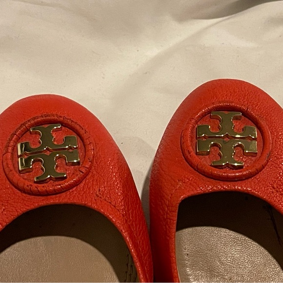 Tory Burch Orange Leather Flats with Gold Logo - Picture 5 of 7